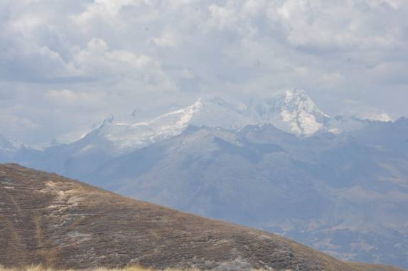 O monte Huscarán, o mais alto da Cordillera Blanca, visto do alto da Cordillera Negra, na região de Huaraz - Peru